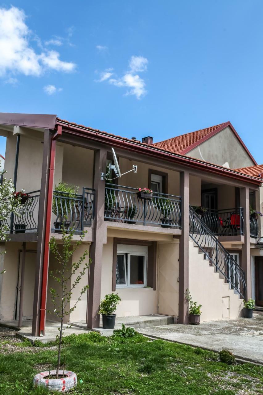 Apartman Kaca Цетине Екстериор снимка