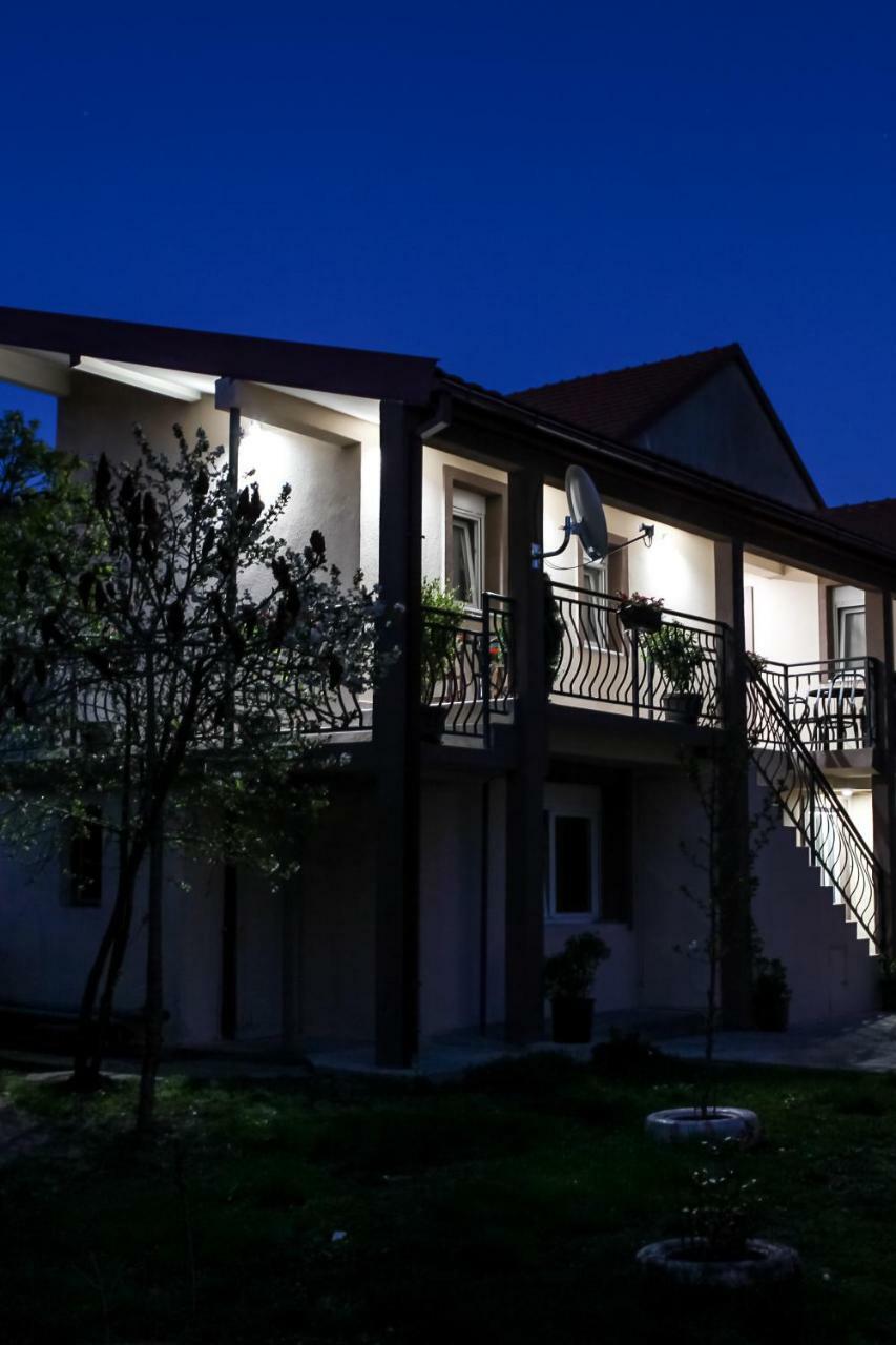 Apartman Kaca Цетине Екстериор снимка